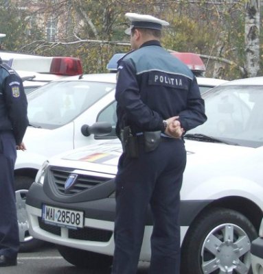 Poliţiştii şi-au primit banii pe echipamente